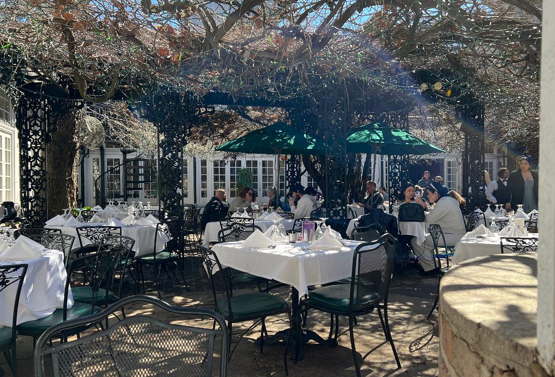 Court of the 2 Sisters